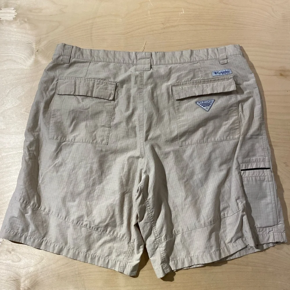 Columbia Men's Tan PFG  Cargo Shorts 42 (OM)